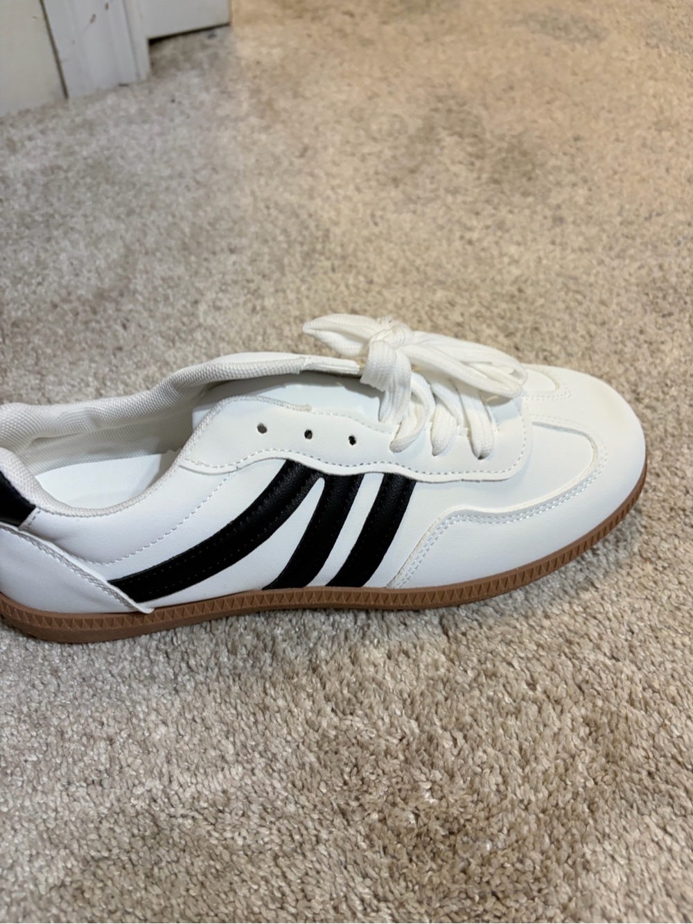 NWT. Women's White Sneakers with Black Stripes and Gum Sole. Size 41 - Picture 3 of 10